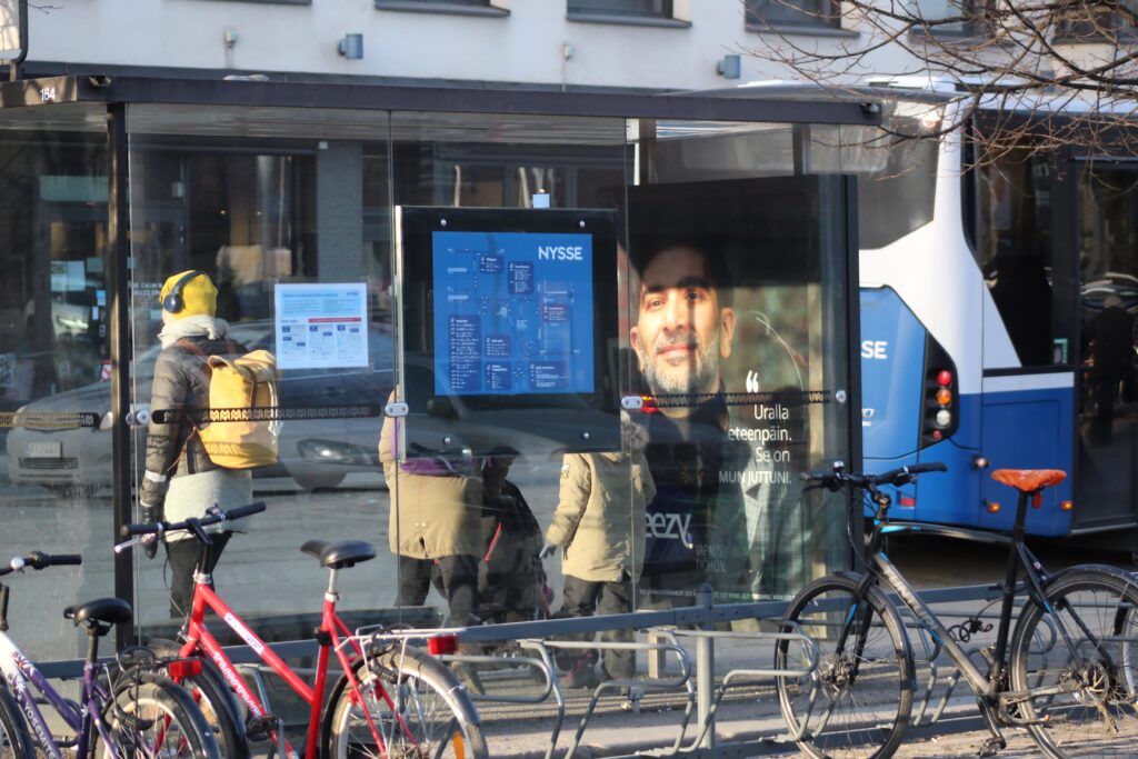 pantalla en parada de autobus